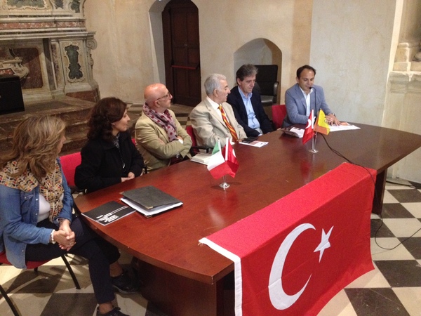 INAUGURATA LA MOSTRA DI PITTURA EBRU DEL PROF. KUBILAY ERALP DINCER NELLA SALA SAN VINCENZO FERRERI DI RAGUSA IBLA