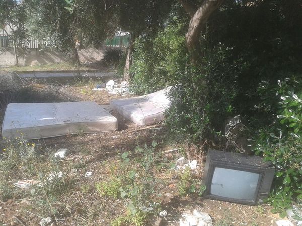 PIAZZETTA NICHOLAS GREEN A MARINA DI RAGUSA: IL TRIONFO DEL DEGRADO