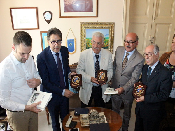 IL SINDACO DI RIPOSTO  RICEVE   IN VISITA I CONSOLI  IN SICILIA  DELLA  TURCHIA E DELL’AZERBAIGIAN