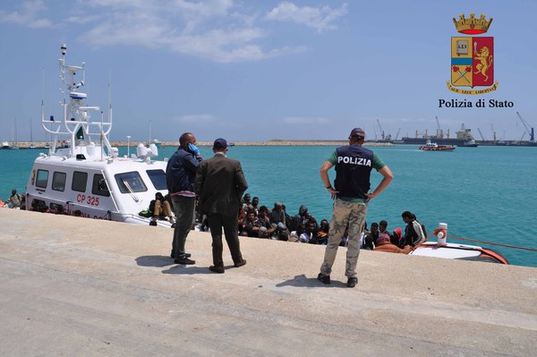 FERMATO INTERO EQUIPAGGIO DI SCAFISTI EGIZIANI