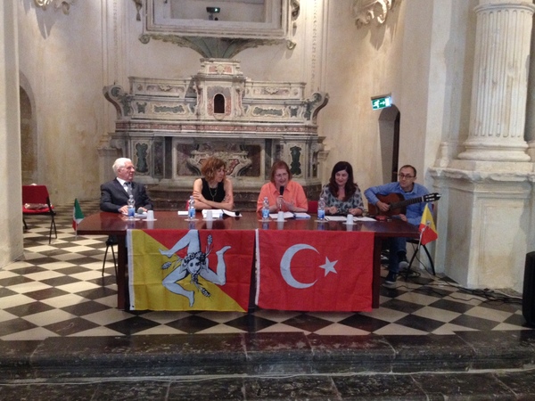 SICILIAN KARMA, IL LIBRO DELLA SCRITTRICE MINE TURKILI PRESENTATO ALL’AUDITORIUM VINCENZO FERRERI DI RAGUSA IBLA
