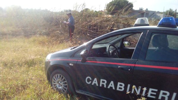 ISPICA (RG): BRUCIA STERPAGLIE MA VIENE AVVOLTO DALLE FIAMME