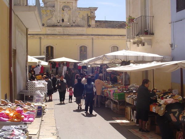 LO SPOSTAMENTO DEL MERCATINO RIONALE DA VIA SOLFERINO   A VIALE DEL FANTE. IL CONSIGLIERE ELISA MARINO NON CI STA: “ANCHE STAVOLTA LA GIUNTA DI RAGUSA E’ RIUSCITA NELLA IMPRESA DI FARE SCONTENTI TUTTI”