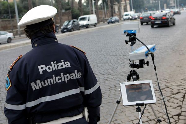 Nuovo “Stop” della Cassazione ai verbali elevati con autovelox: nulla la multa autovelox se il verbale non riporta il decreto che autorizza la contestazione differita
