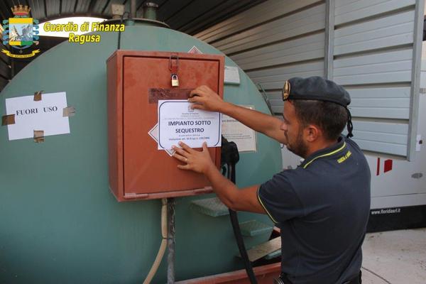 ISPICA: GUARDIA DI FINANZA SEQUESTRA IMPIANTO ILLEGALE DI CARBURANTE DESTINATO ALL’AUTOTRAZIONE