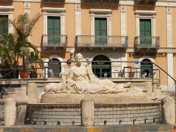 PIAZZA FONTE DIANA FARA’ DA SFONDO ALL’OPERA TEATRALE “CHI HA DEL FERRO”