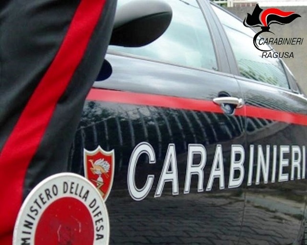 DICIOTTENNE TENTA IL SUICIDIO GETTANDOSI DAL BALCONE