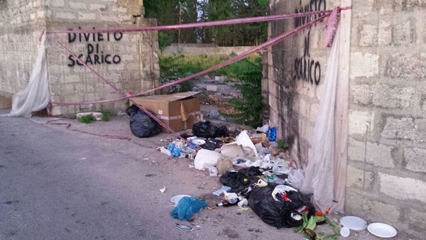 DEGRADO NELLA PERIFERIA DI VITTORIA: VIA HONDURAS SOMMERSA DAI RIFIUTI