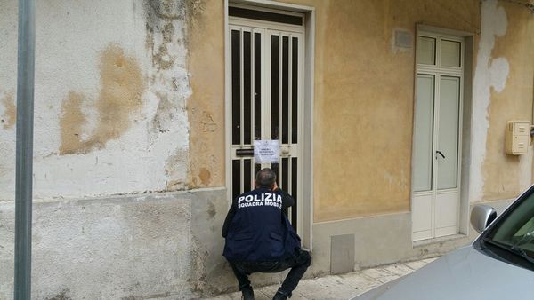 LA POLIZIA DI STATO, SU DISPOSIZIONE DELLA PROCURA DELLA REPUBBLICA, SEQUESTRA IL PRIMO IMMOBILE A RAGUSA.