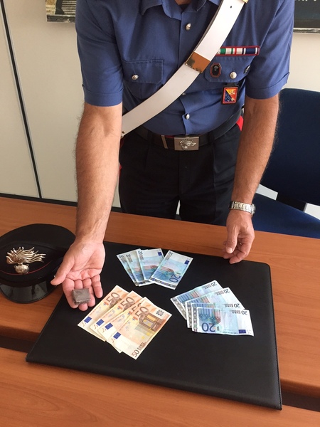 POZZALLO  SORPRESO MENTRE SPACCIA DROGA