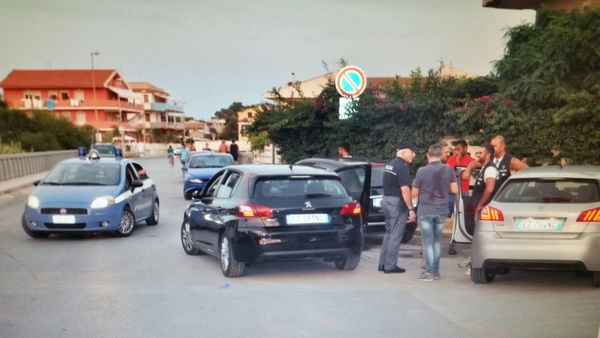 LA POLIZIA DI STATO IN COSTUME DA BAGNO PER ARRESTARE 5 TUNISINI SPACCIATORI DI HASHISH.