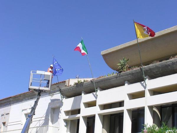 SOSTITUITE LE VECCHIE BANDIERE IN VETTA ALLA DELEGAZIONE MUNICIPALE DI SCOGLITTI