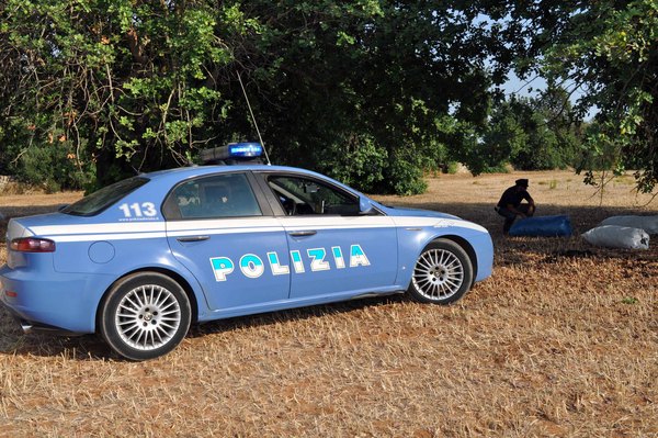 RUBANO SETTE SACCHI DI CARRUBE E MINACCIANO I PROPRIETARI CHE LI SORPRENDONO