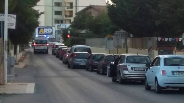 AUTOAMBULANZA IN SOCCORSO BLOCCATA DIETRO IL PASSAGGIO A LIVELLO