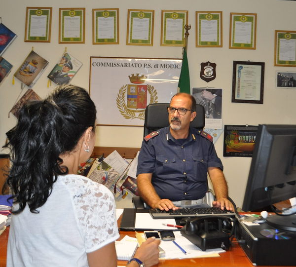 LA POLIZIA DENUNCIA L’UOMO CHE SI MASTURBAVA AD UNA FERMATA DELL’AUTOBUS