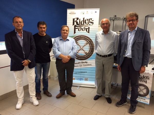 STAMANI LA PRESENTAZIONE IN CONFERENZA STAMPA CON A FIANCO IL PROGETTO “RIDERS AND FOOD”
