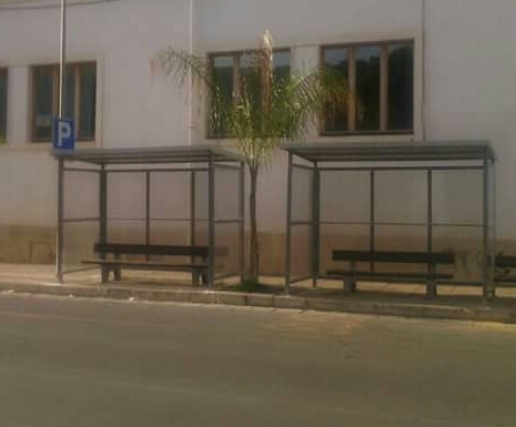 IL COMUNE DI RAGUSA INSTALLA LE PENSILINE PER LA FERMATA DEGLI AUTOBUS, MA SUL LATO OPPOSTO DELLA STRADA