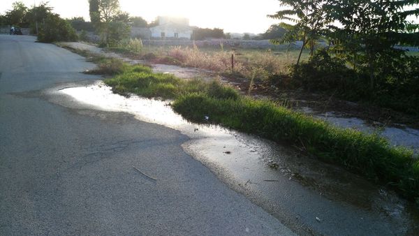 COPIOSA PERDITA D’ACQUA IN VIA TONIOLO, ALLE SPALLE DI VIA ALDO MORO