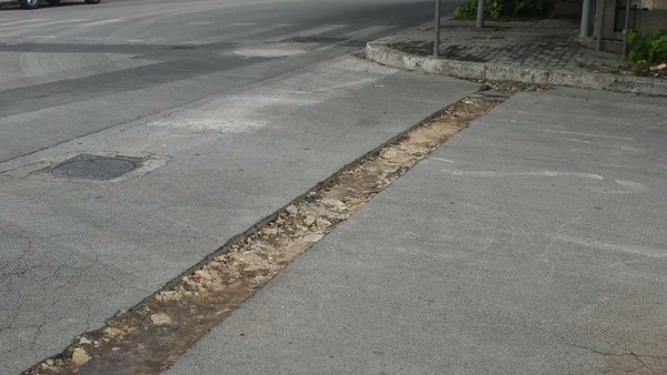 LAVORI DI SISTEMAZIONE IN VIA DE GASPERI: NESSUNO PROCEDE CON I RATTOPPI DELL’ASFALTO