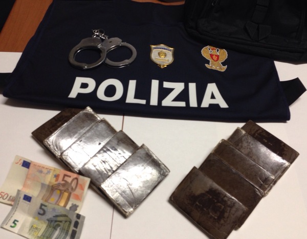 LA POLIZIA DI STATO ARRESTA, AL CAPOLINEA DEGLI AUTOBUS DI VIA ZAMA A RAGUSA, COPPIA DI TRAFFICANTI DI DROGA CON UN 1 KG DI HASHISH