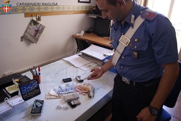 RAGUSA: DROGA IN CASA