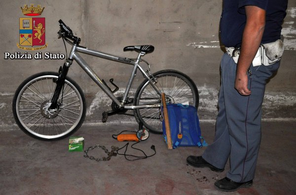 TRE LADRI DI BICICLETTE ARRESTATI DALLA POLIZIA A SCOGLITTI