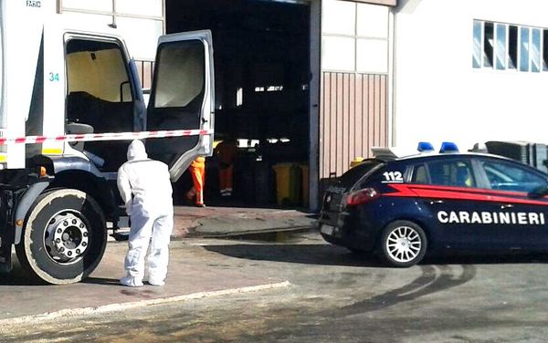 AUTOCOMPATTATORE PARZIALMENTE IN FIAMME ALL’INTERNO DELLO STABILIMENTO  DI RAGUSA