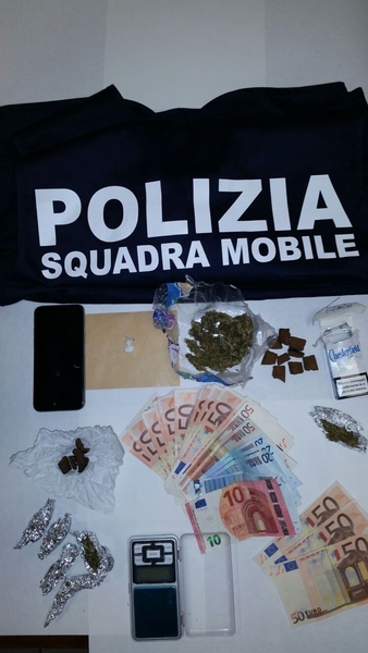 LA POLIZIA DI STATO, NEI LUOGHI DELLA “MOVIDA”, HA ARRESTATO DUE SPACCIATORI A MARINA DI RAGUSA