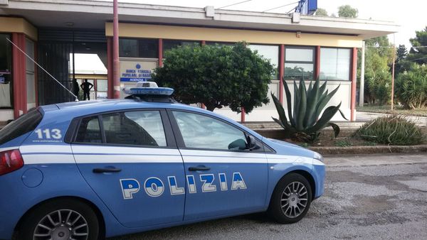 LA POLIZIA DI STATO INTERVIENE TEMPESTIVAMENTE DURANTE UNA RAPINA AI DANNI DELLA BANCA POPOLARE DI RAGUSA DEL CENTRO ASI
