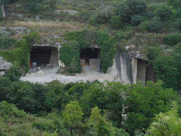 CAVA GONFALONE IN PREDA AI VANDALI E AL DEGRADO