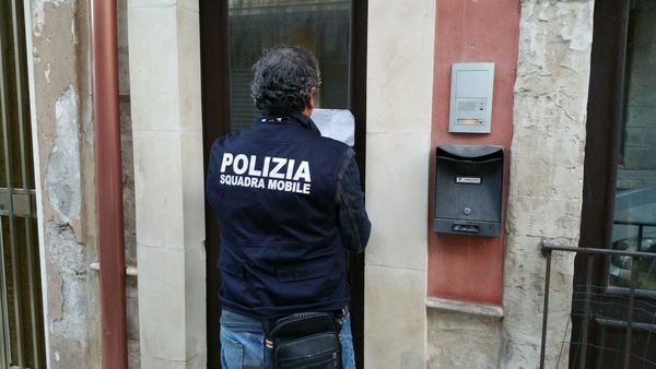 LA POLIZIA DI STATO INDIVIDUA A RAGUSA L’ENNESIMA CASA A LUCI ROSSE