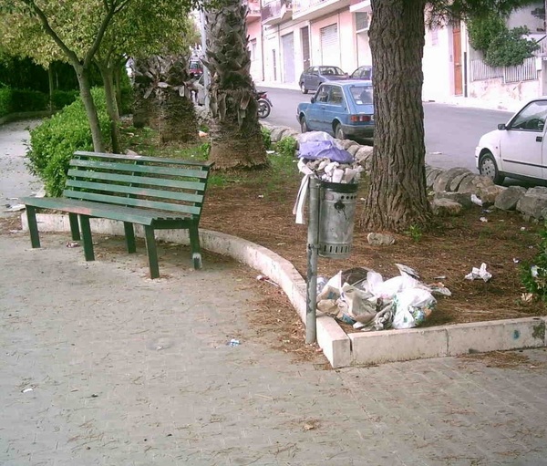 LA PIAZZETTA DI VIA TORRICELLI VERSA IN UN PREOCCUPANTE STATO DI INCURIA E DI DEGRADO