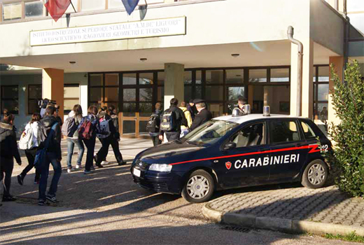 COMISO-ACATE.     RAFFICA DI PERQUISIZIONI ANTIDROGA NEI PRESSI DELLE SCUOLE: