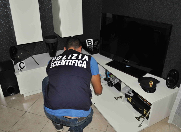 INCHIODATO DALLA POLIZIA SCIENTIFICA.