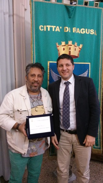 ALL’ATTORE RAGUSANO ANGELO RUSSO UNA TARGA DEL COMUNE