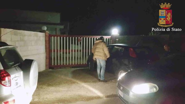 LA POLIZIA DI STATO CHIUDE “CASA A LUCI ROSSE” A POZZALLO