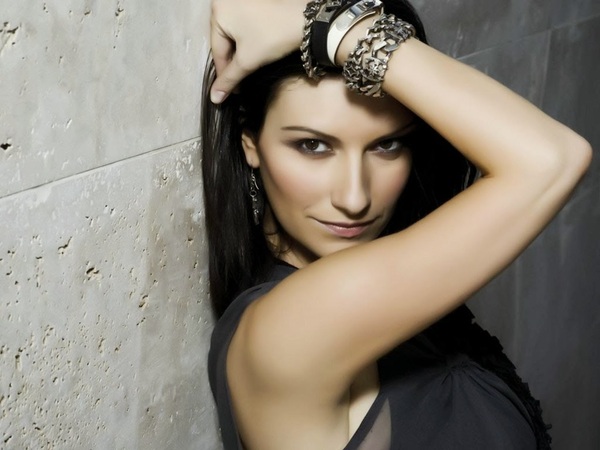 Concerto Laura Pausini, finanzieri sequestrano falsi gadget. Denunciati in 6