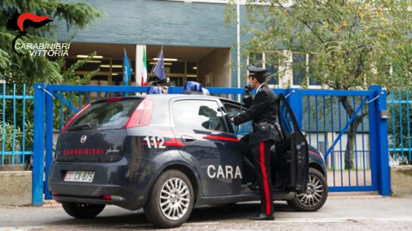 GIOVANE STUDENTE SI GETTA DAL 2° PIANO DI UN LICEO DI VITTORIA
