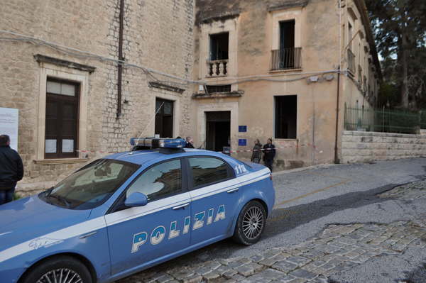 INCENDIO A COMISO PRESSO GLI UFFICI DEL COMUNE SITI IN VIA PAPAGIOVANNI XXIII