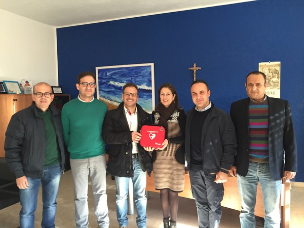 CONSEGNATO  DEFIBRILLATORE  AL  DIRIGENTE SCOLASTICO DELL’ I.C. “BUFALINO” DI PEDALINO