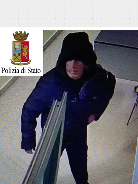 LA POLIZIA DI STATO DIVULGA VIDEO E IMMAGINI DELL’INCENDIO DOLOSO DEGLI UFFICI DEL COMUNE DI COMISO