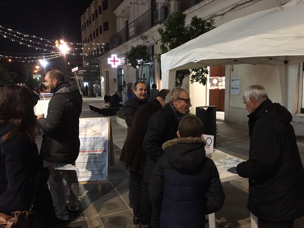 POCO MENO DI 400 FIRME IN VIA ROMA