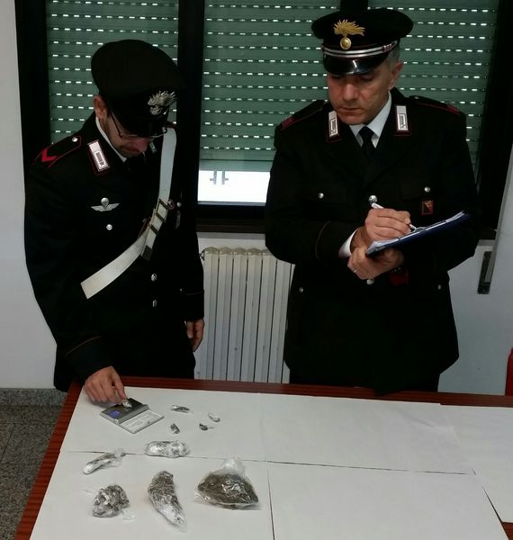 SOLARINO (SR).  CARABINIERI ARRESTANO UNA DONNA PER SPACCIO