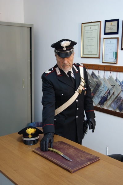 PALAZZOLO ACREIDE (SR).     ARMATO DI COLTELLO E IN STATO DI ALTERAZIONE PSICO FISICA INVEISCE CONTRO GLI AVVENTORI DI UN BAR