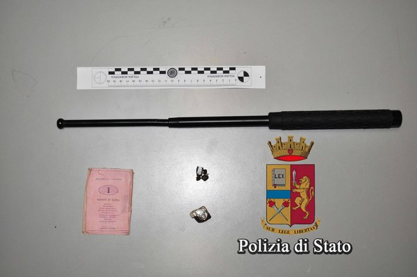 ANCORA GUIDA SENZA PATENTE, DROGA ED ARMI