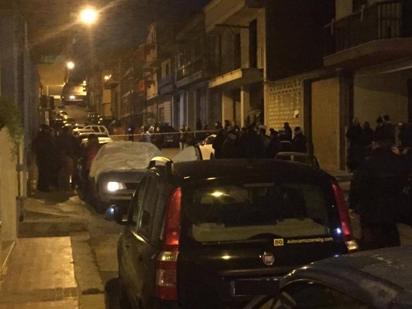 VIGILE DEL FUOCO FREDDATO CON COLPI D’ARMA DA FUOCO