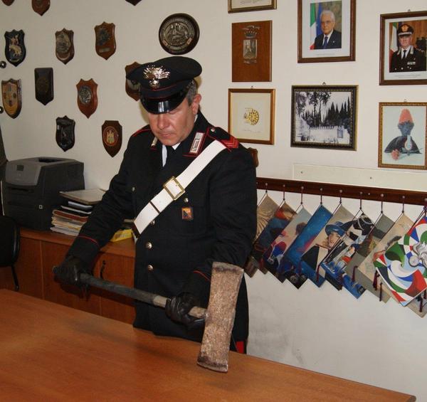 CANICATTINI BAGNI (SR): COLPISCE UN CONOSCENTE ALLA TESTA CON UN’ASCIA: ARRESTATO DAI CARABINIERI