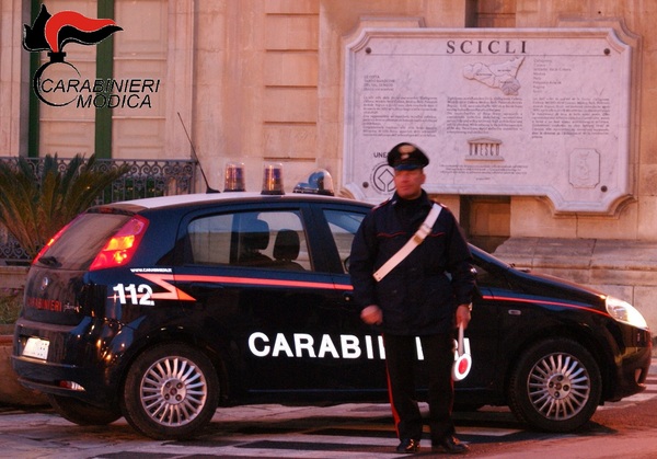 SCICLI (RG): NASCONDEVA ILLEGALMENTE UNA PISTOLA DENTRO CASA, ARRESTATO ALBANESE
