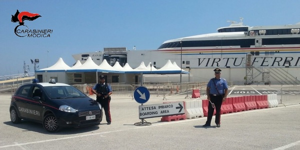 POZZALLO (RG):CLANDESTINO SBARCA A POZZALLO CON IL CATAMARANO PROVENIENTE DA MALTA