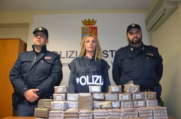 PACCO SOSPETTO IN SPIAGGIA